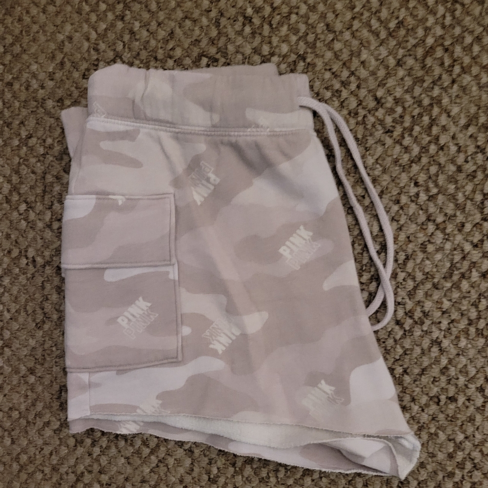 ☆•Victoria Secret Pink Tan Camo Cargo Shorts •Size:Large •☆ - Picture 2 of 3